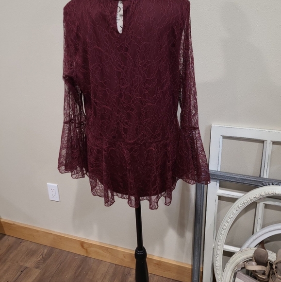 Issac Mizrahi Live Elegant Burgandy Lace Top with keyhole front and back.  SZ 14 - Picture 4 of 10